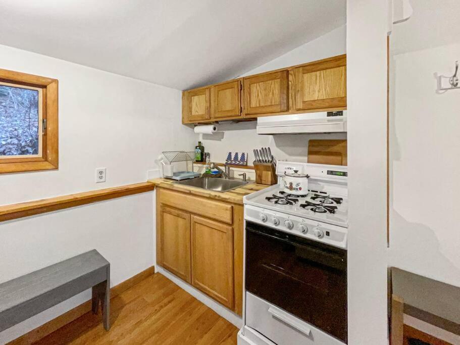 Breezy Hill Eccentric Studio Cottage Accord Екстериор снимка