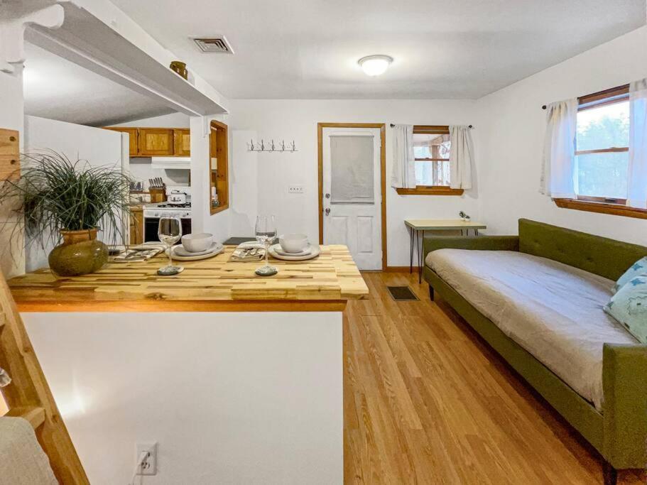 Breezy Hill Eccentric Studio Cottage Accord Екстериор снимка