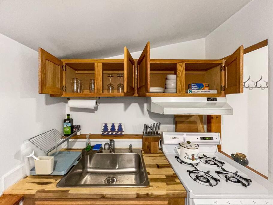 Breezy Hill Eccentric Studio Cottage Accord Екстериор снимка