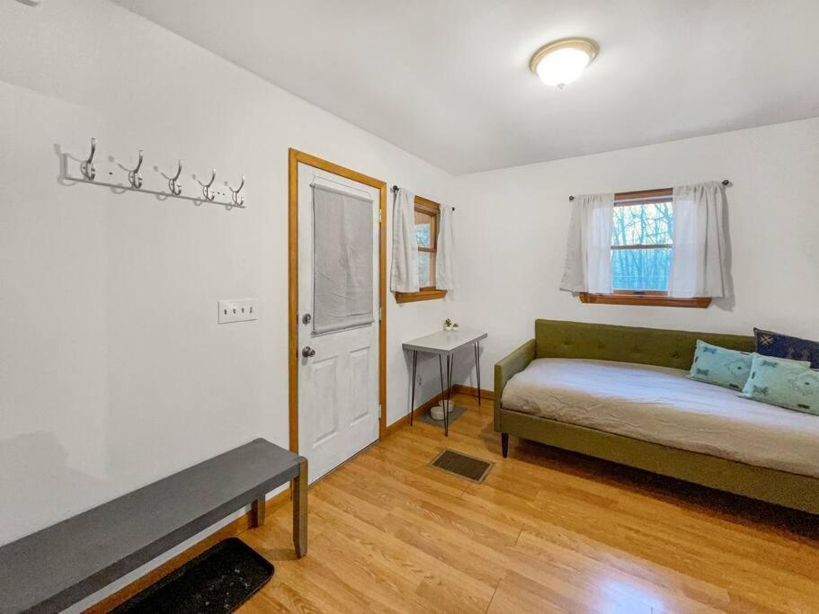 Breezy Hill Eccentric Studio Cottage Accord Екстериор снимка